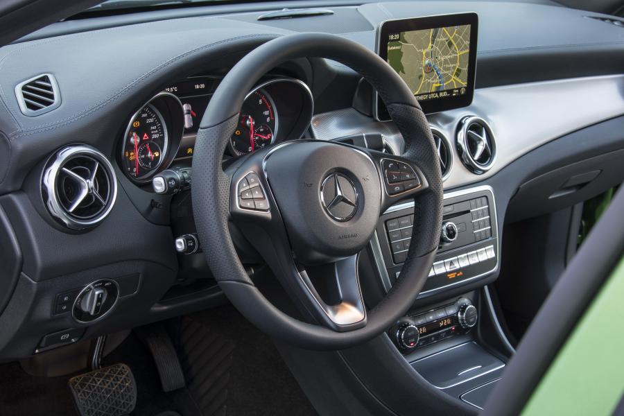 Панель приборов Mercedes-Benz GLA200 d 4Matic 2017 года  (WW) (фото 4 из 13)